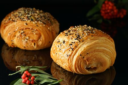 Слоёная булочка с ветчиной и сыром