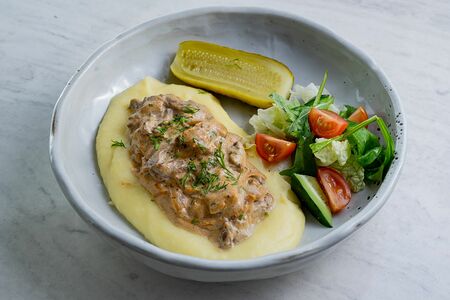 Бефстроганов с пюре и миксом салата
