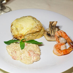 Жюльен с грибами в корзинке из слоеного теста