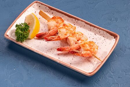 Тигровая креветка на шпажке