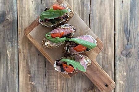 Брускетты с ростбифом и печеным баклажаном