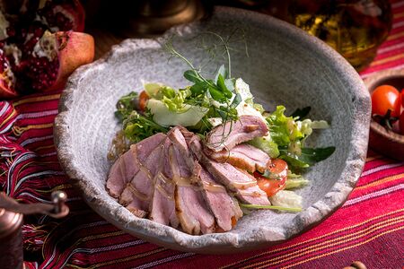 Салат с утиной грудкой и сельдереем