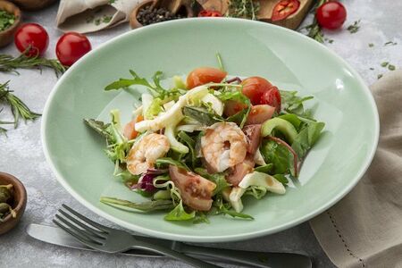 Салат с моцареллой и креветками