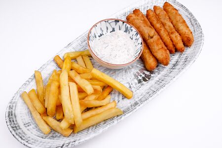 Фиш & чипс с соусом и фри