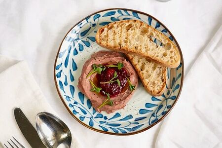 Куриный паштет с вареньем из брусники и розмарина