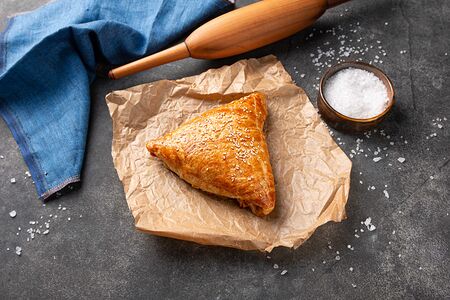 Самса слоеная с курицей