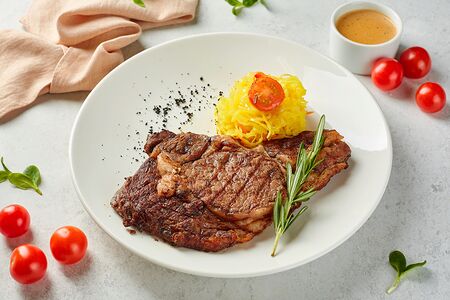 Стейк Рибай с маринованной капустой