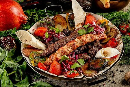 Ассорти из ароматного мяса Садж