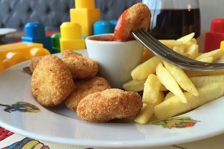Куриные наггетсы с картошкой фри