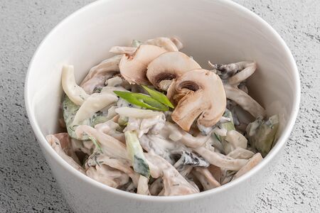 Салат с кальмаром и зеленым горошком