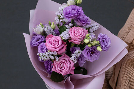 Букет цветов Лавандовый раф из пышных роз и эустомы