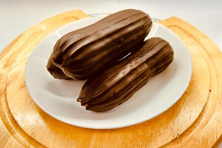 Эклер в шоколадной глазури
