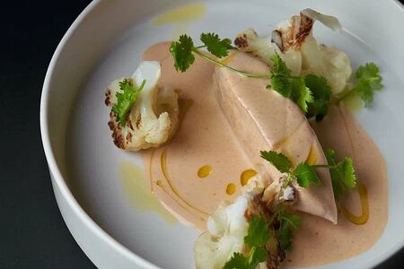 Грудка индейки с цветной капустой и соусом том ям