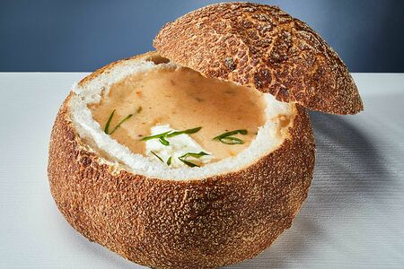 Клэм-Чаудер в хлебе с морепродуктами