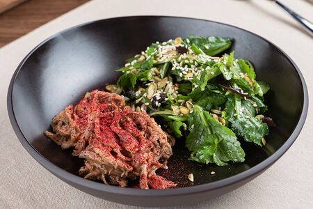 Хрустящий салат с уткой и брусничным соусом