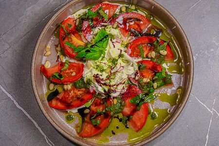 Страчателла со свежими томатами и песто