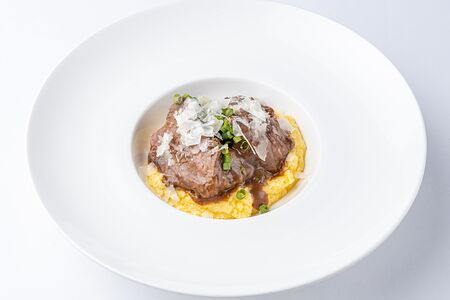 Томленные говяжьи щеки с полентой и пармезаном