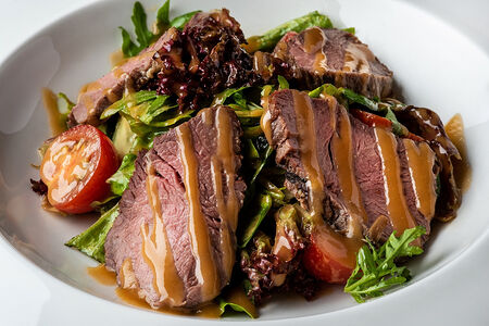 Салат с ростбифом и ореховым соусом доставка