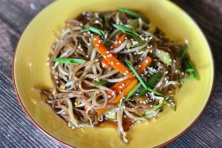 Гречневая лапша на воке с овощами