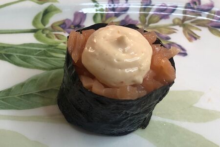 Гункан с тунцом спайси
