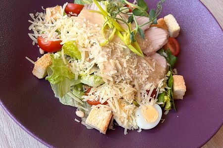 Салат Цезарь с куриным филе Sv