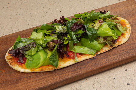 Лепешка с авокадо, зеленью, морковью и ферментированными бобами