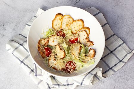 Салат Цезарь с куриным филе