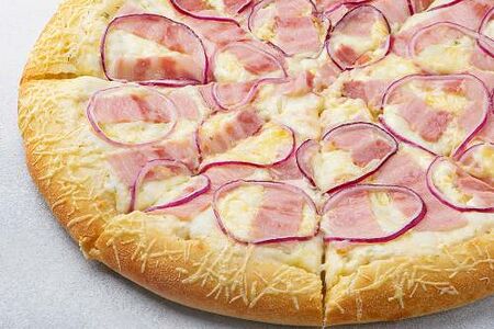 Пицца Карбонара на толстом с сыром