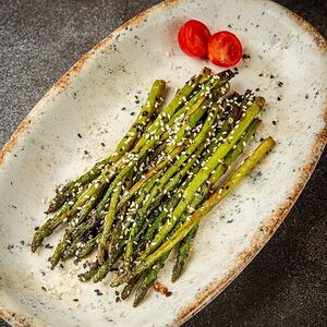 Спаржа с кунжутом и соевым соусом