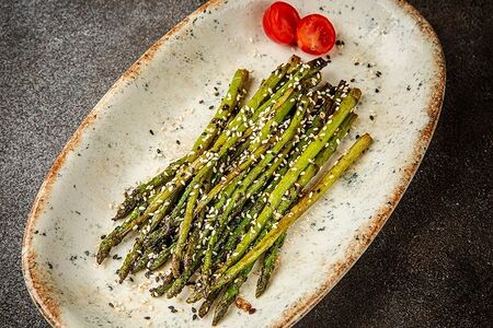 Спаржа с кунжутом и соевым соусом