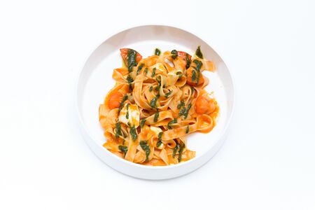 Паста с моцареллой, томатами и песто