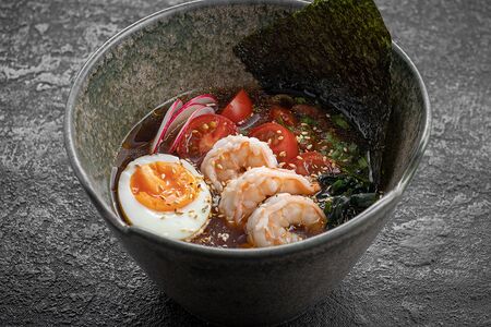 Холодный рамен с креветками и томатами