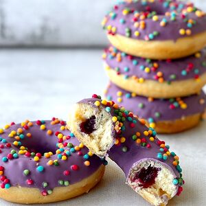 Донат сдобный с черничной начинкой