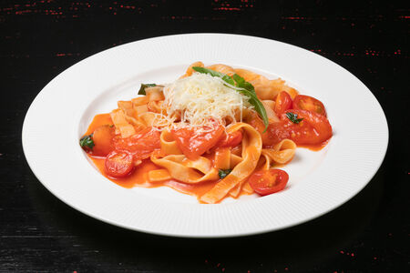 Паста с помидорами и базиликом