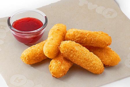 Сырные палочки с клюквенным соусом