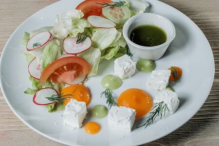 Салат Фреш с домашним сыром и соусом песто