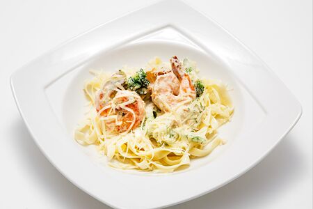 Тальятелле со сливочным соусом и креветками
