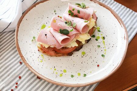 Сэндвич с ветчиной и песто гриль