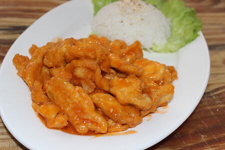 Курица в кисло-сладком соусе с рисом