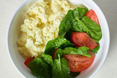 Скрембл с томатами и шпинатом