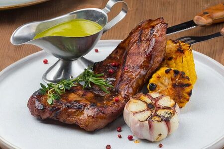 Стейк cвинoй в устричной глазури