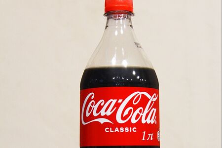 Сильногазированный напиток Coca-Cola M