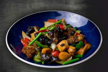 Рулька со стрелками чеснока и грибами