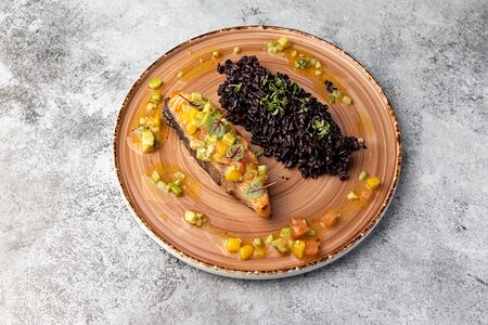 Лосось с черным рисом и экзовьерж