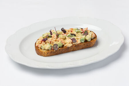 Брускетта с крабом и авокадо