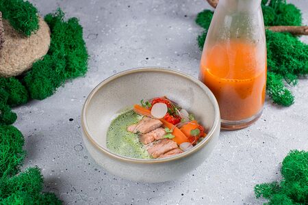 Суп из печеных томатов с форелью