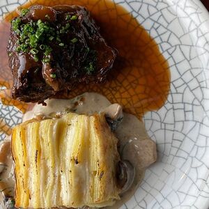 Томленые говяжьи щёчки