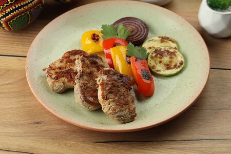 Медальоны из cвинoй вырезки с овощами гриль