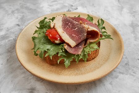 Тост с пастрами и фаршированными печеными перцами