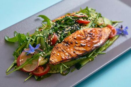 Cалат с опалённым лососем шеф-посола
